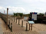 Ueber diesen Holzsteg geht man vom Strandcenter Barril zum Strand.